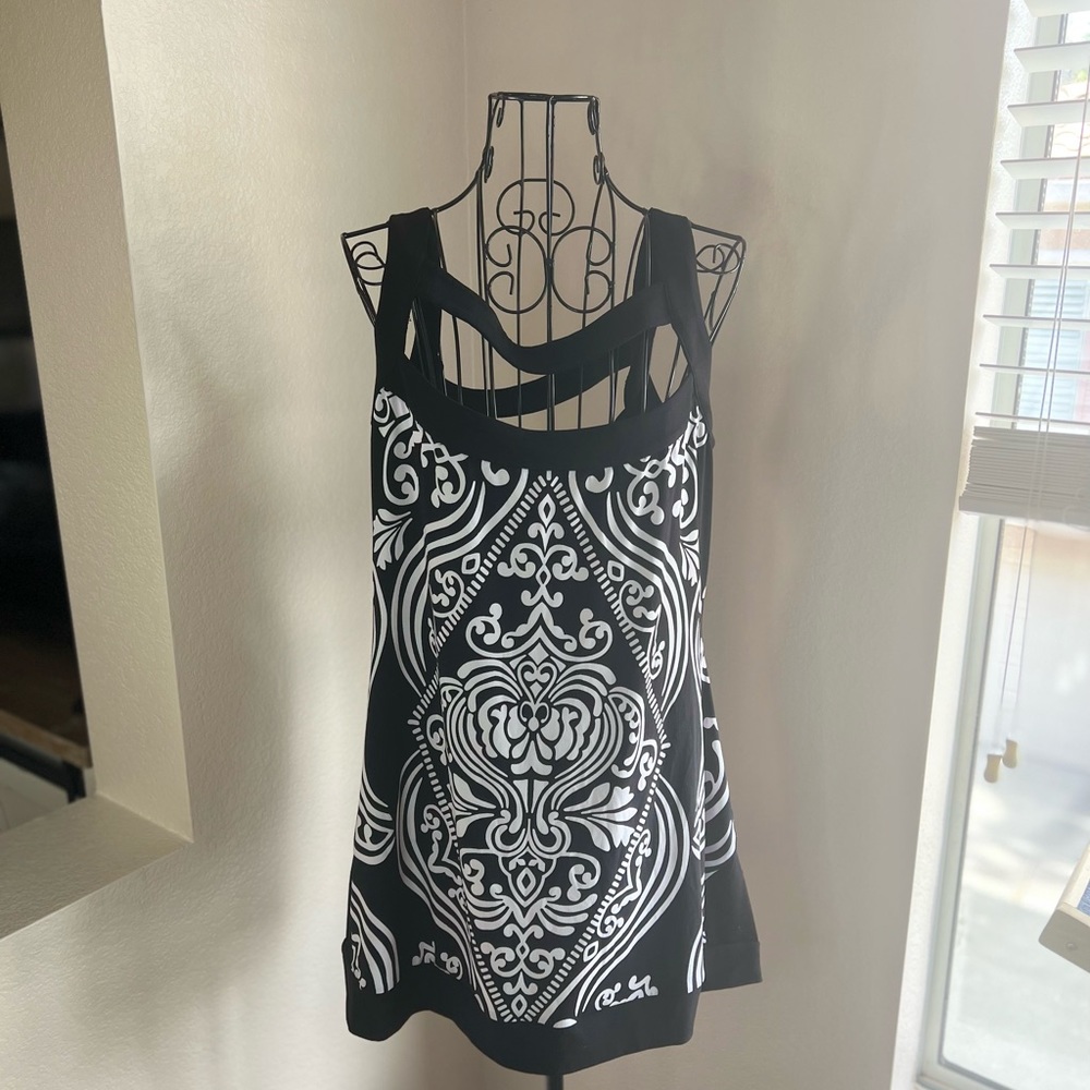 White House black market tank